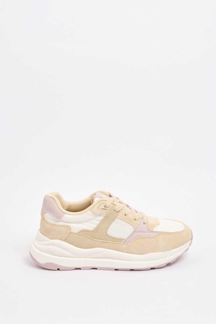 Tenis de plataforma kakis con cortes en contraste