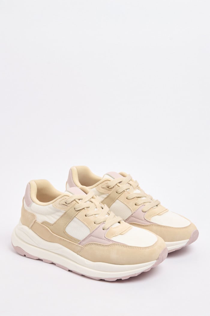 Tenis de plataforma kakis con cortes en contraste