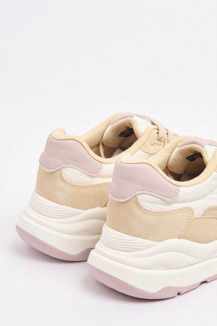 Tenis de plataforma kakis con cortes en contraste