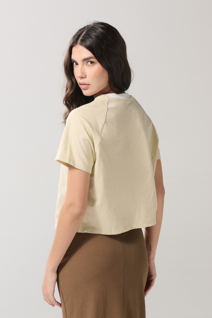 Camiseta kaki clara college con manga ranglan corta