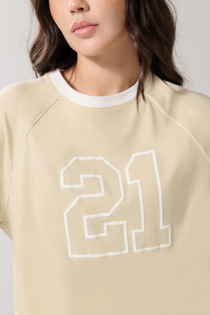 Camiseta kaki clara college con manga ranglan corta