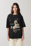 Camiseta oversize gris con diseño mitológico y manga corta