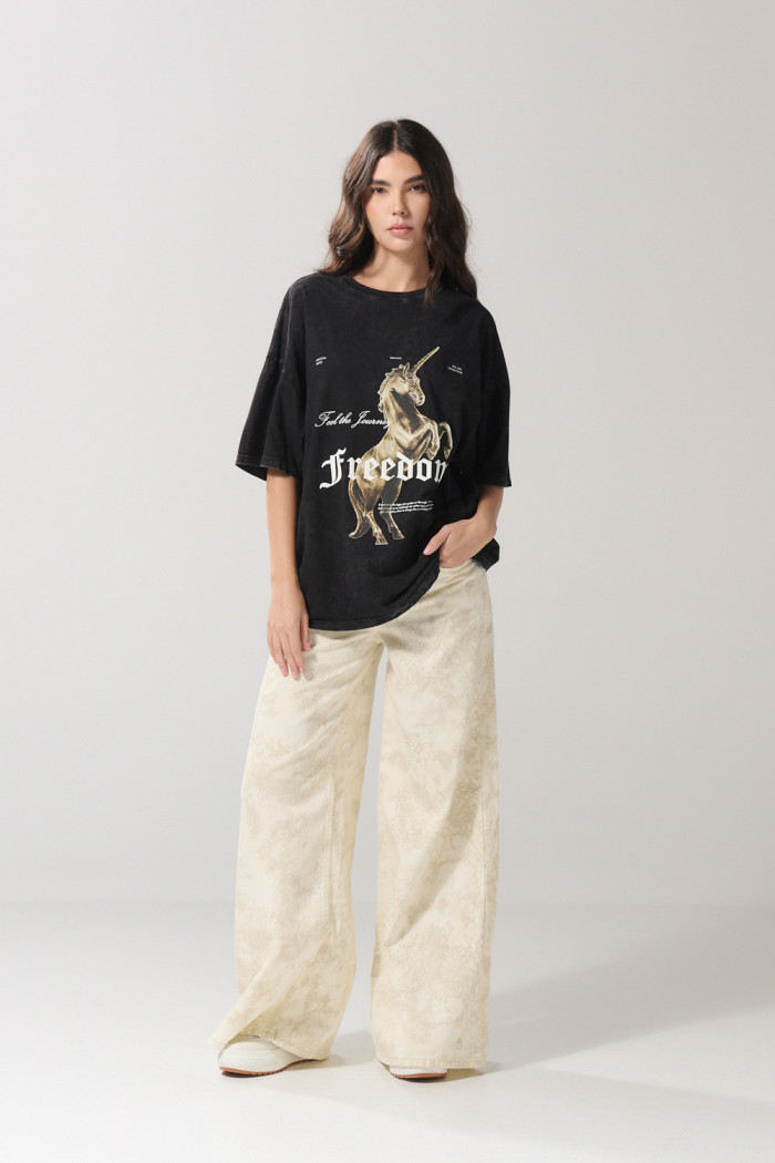 Camiseta oversize gris con diseño mitológico y manga corta