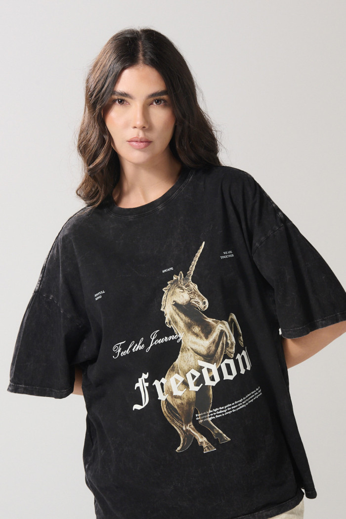 Camiseta oversize gris con diseño mitológico y manga corta