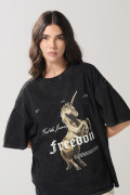 Camiseta oversize gris con diseño mitológico y manga corta