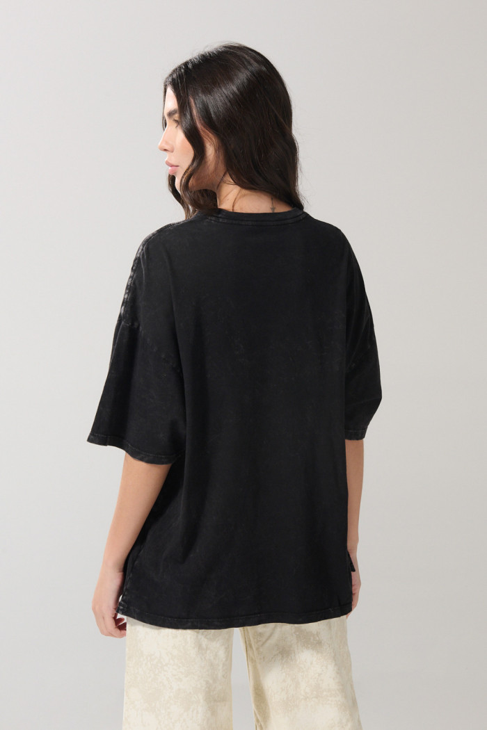 Camiseta oversize gris con diseño mitológico y manga corta