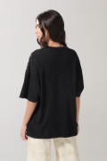 Camiseta oversize gris con diseño mitológico y manga corta