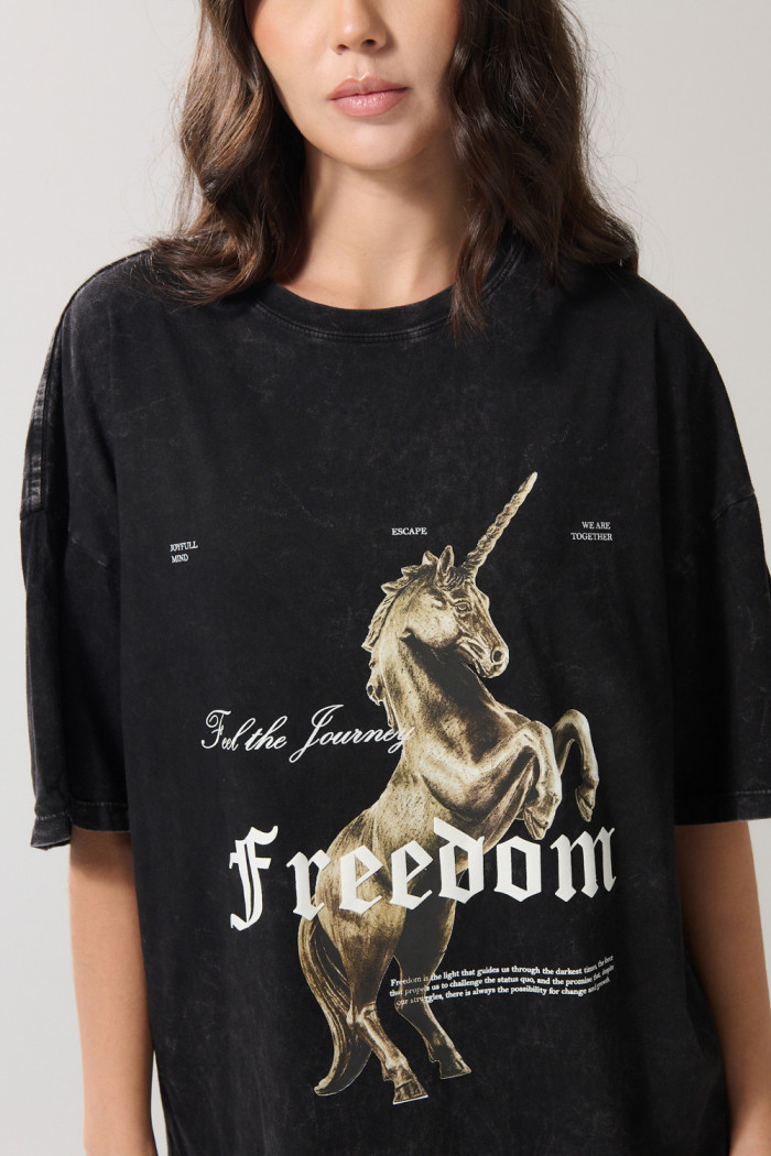 Camiseta oversize gris con diseño mitológico y manga corta