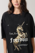 Camiseta oversize gris con diseño mitológico y manga corta