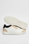Tenis planos unicolores con perforaciones y contrastes
