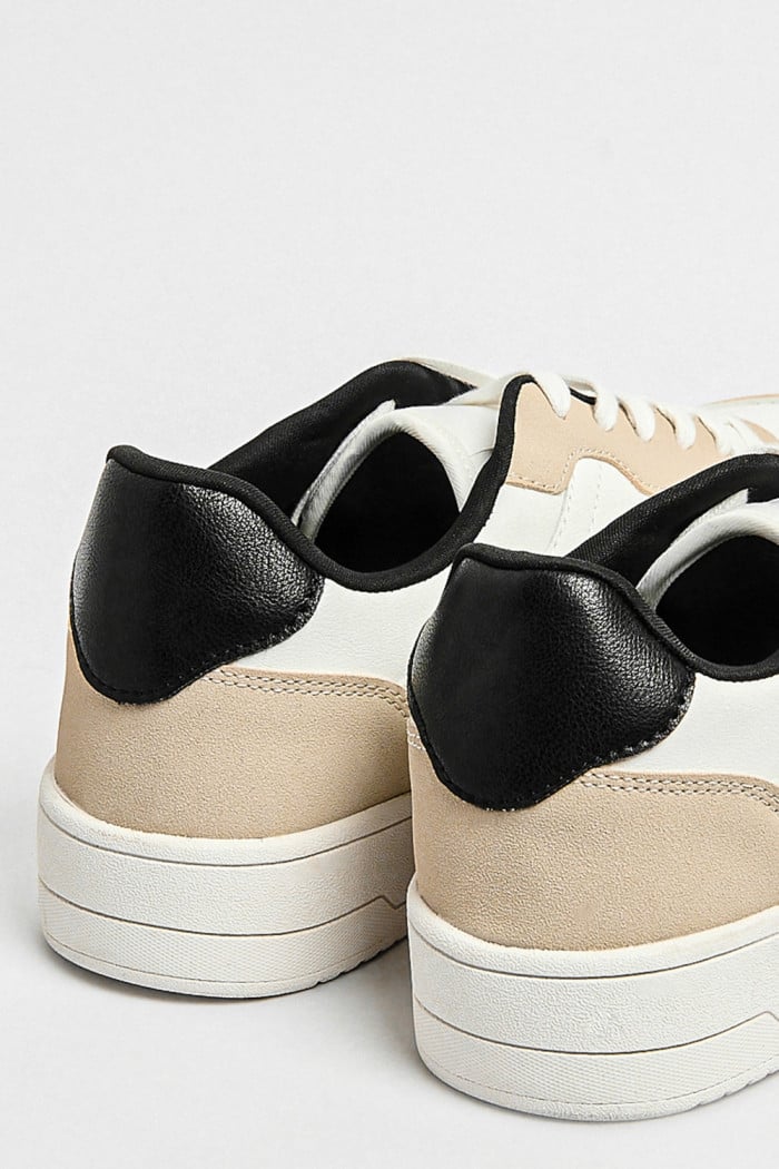 Tenis planos unicolores con perforaciones y contrastes