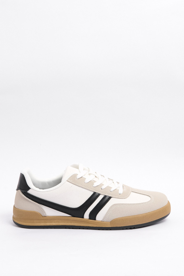 Tenis blancos casuales con franjas negras localizadas
