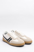 Tenis blancos casuales con franjas negras localizadas