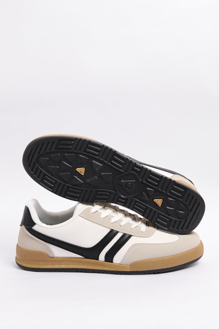 Tenis blancos casuales con franjas negras localizadas