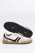 Tenis blancos casuales con franjas negras localizadas