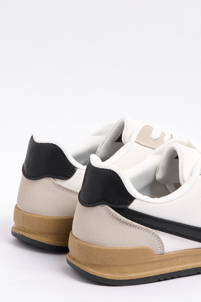 Tenis blancos casuales con franjas negras localizadas