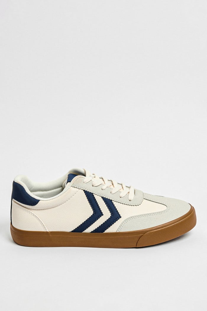 Tenis casuales blancos con contrastes azules localizados