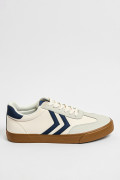 Tenis casuales blancos con contrastes azules localizados