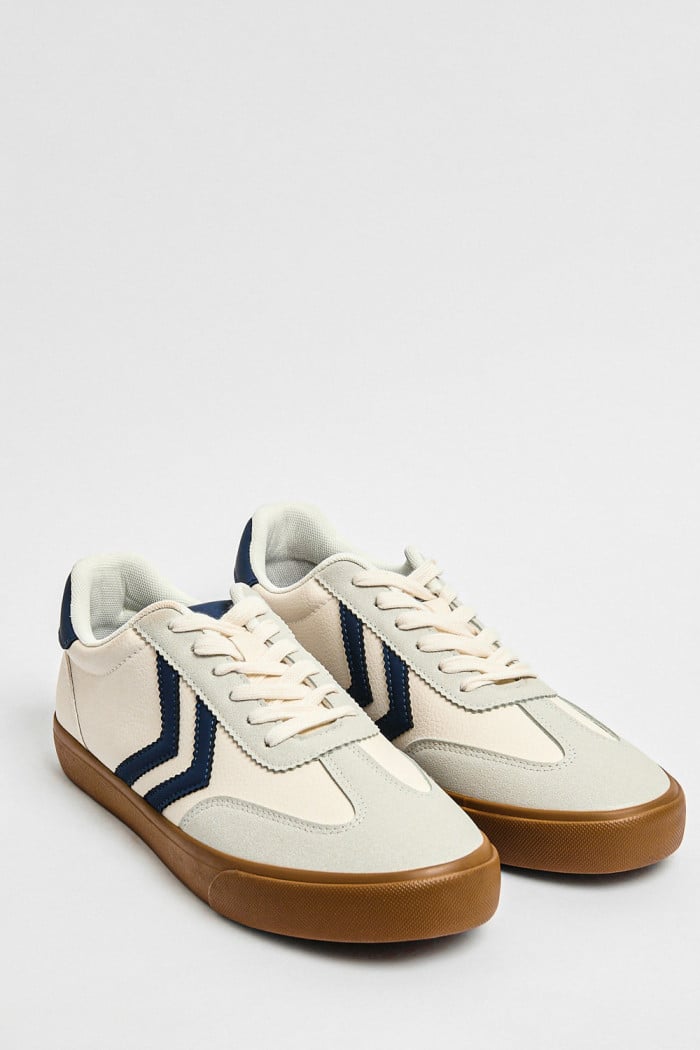 Tenis casuales blancos con contrastes azules localizados