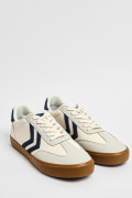 Tenis casuales blancos con contrastes azules localizados