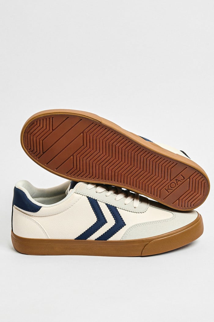 Tenis casuales blancos con contrastes azules localizados
