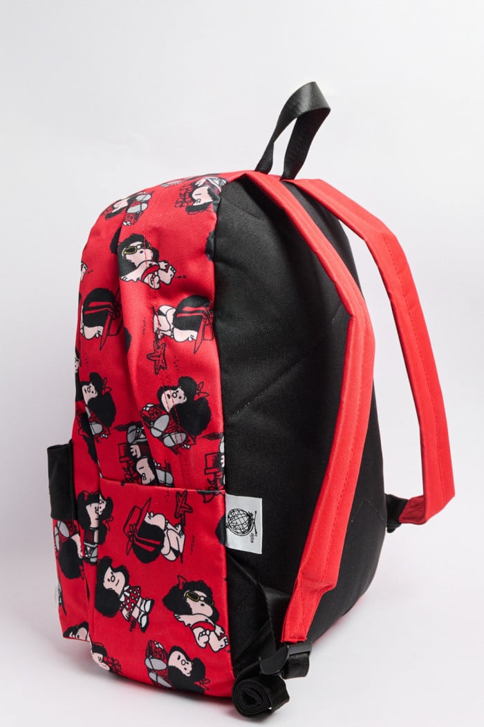 Maleta roja oscura con diseños de Mafalda y cremalleras