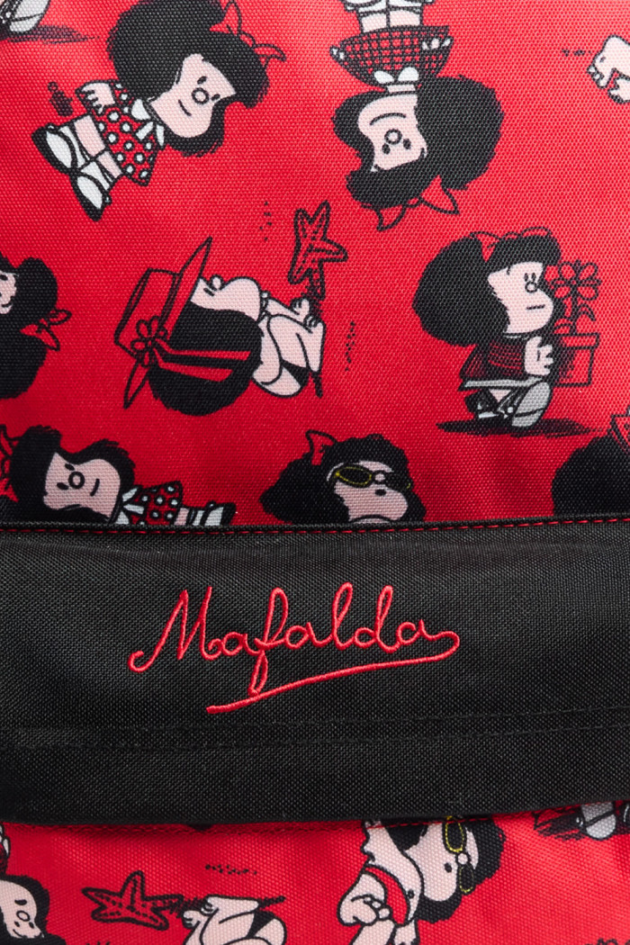 Maleta roja oscura con diseños de Mafalda y cremalleras