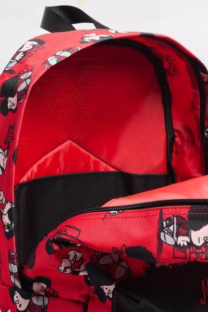 Maleta roja oscura con diseños de Mafalda y cremalleras