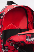 Maleta roja oscura con diseños de Mafalda y cremalleras
