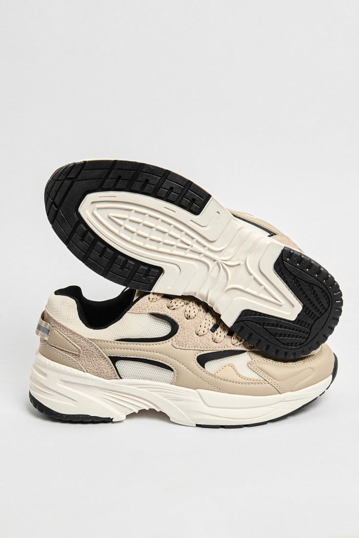 Tenis de plataforma kakis con suelas altas y cortes