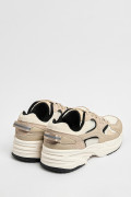 Tenis de plataforma kakis con suelas altas y cortes