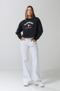 Buzo negro crop top con arte de Snoopy & Harvard