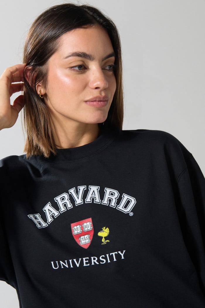 Buzo negro crop top con arte de Snoopy & Harvard
