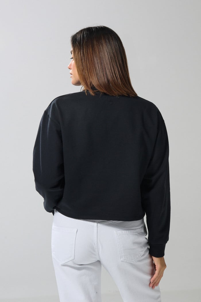 Buzo negro crop top con arte de Snoopy & Harvard