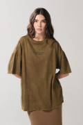 Camiseta kaki oversize cuello redondo con texto en frente
