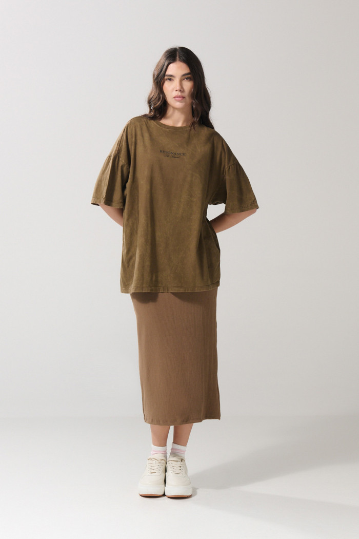 Camiseta kaki oversize cuello redondo con texto en frente