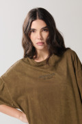 Camiseta kaki oversize cuello redondo con texto en frente