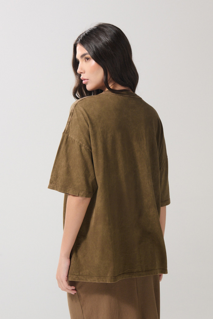 Camiseta kaki oversize cuello redondo con texto en frente