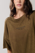 Camiseta kaki oversize cuello redondo con texto en frente