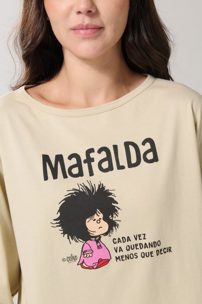 Camiseta kaki clara manga larga con diseño de Mafalda