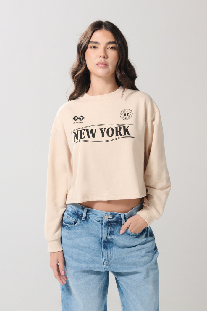 Buzo kaki claro crop top con estampado college