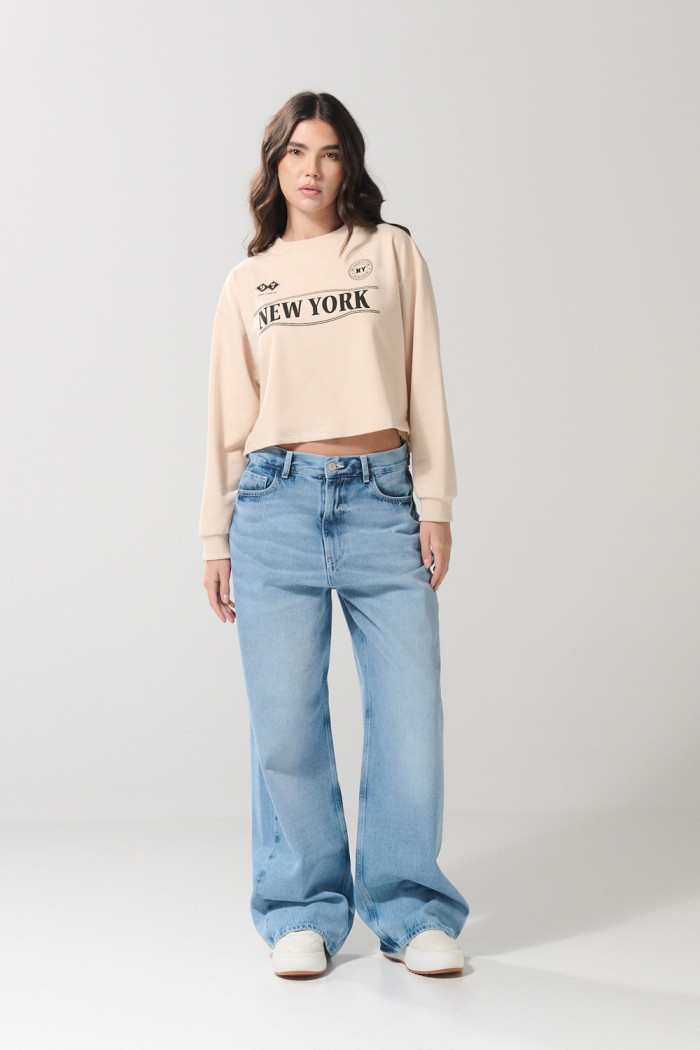 Buzo kaki claro crop top con estampado college