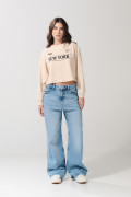 Buzo kaki claro crop top con estampado college