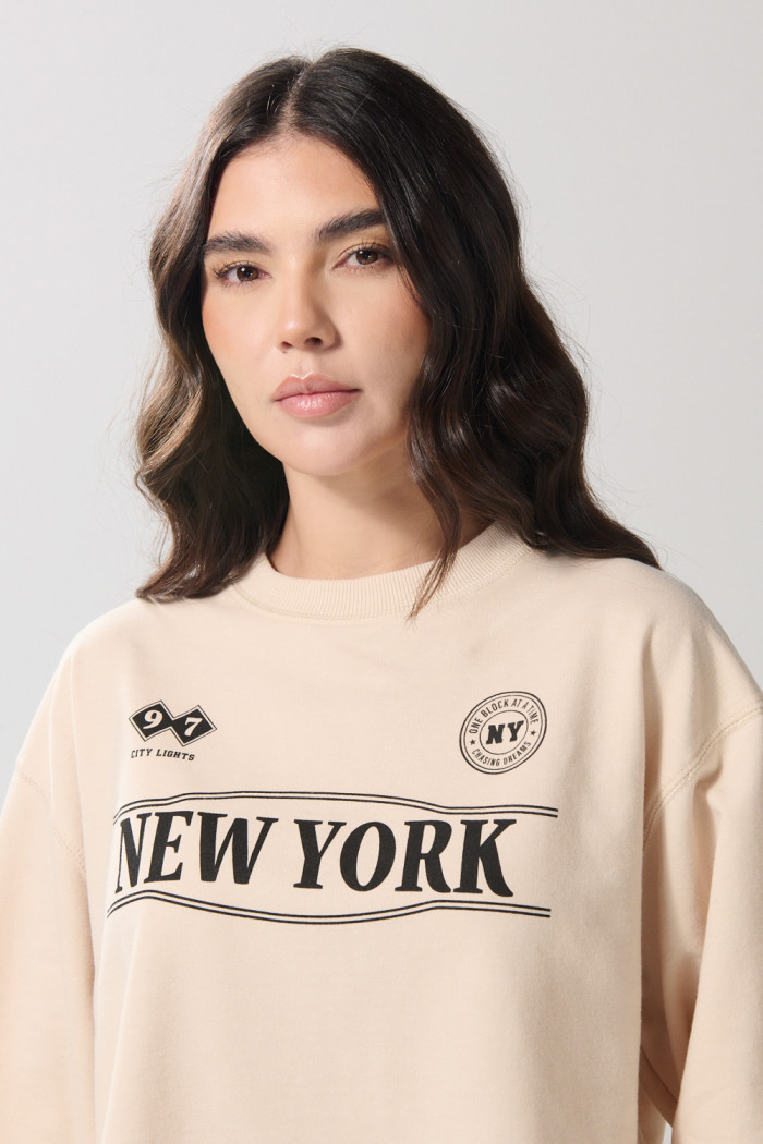 Buzo kaki claro crop top con estampado college