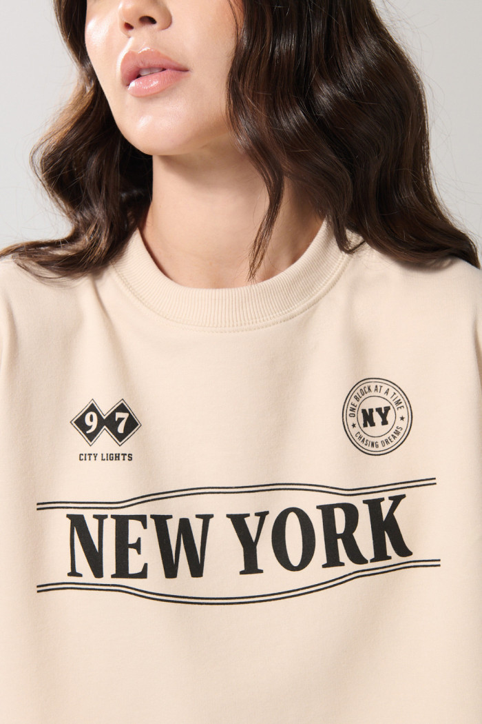Buzo kaki claro crop top con estampado college