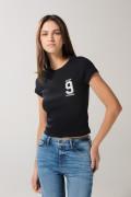 Camiseta college negra manga corta con texturas