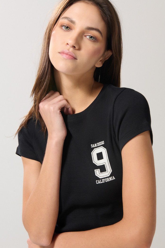 Camiseta college negra manga corta con texturas