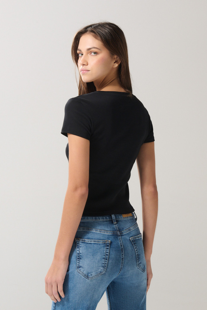 Camiseta college negra manga corta con texturas