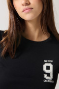 Camiseta college negra manga corta con texturas