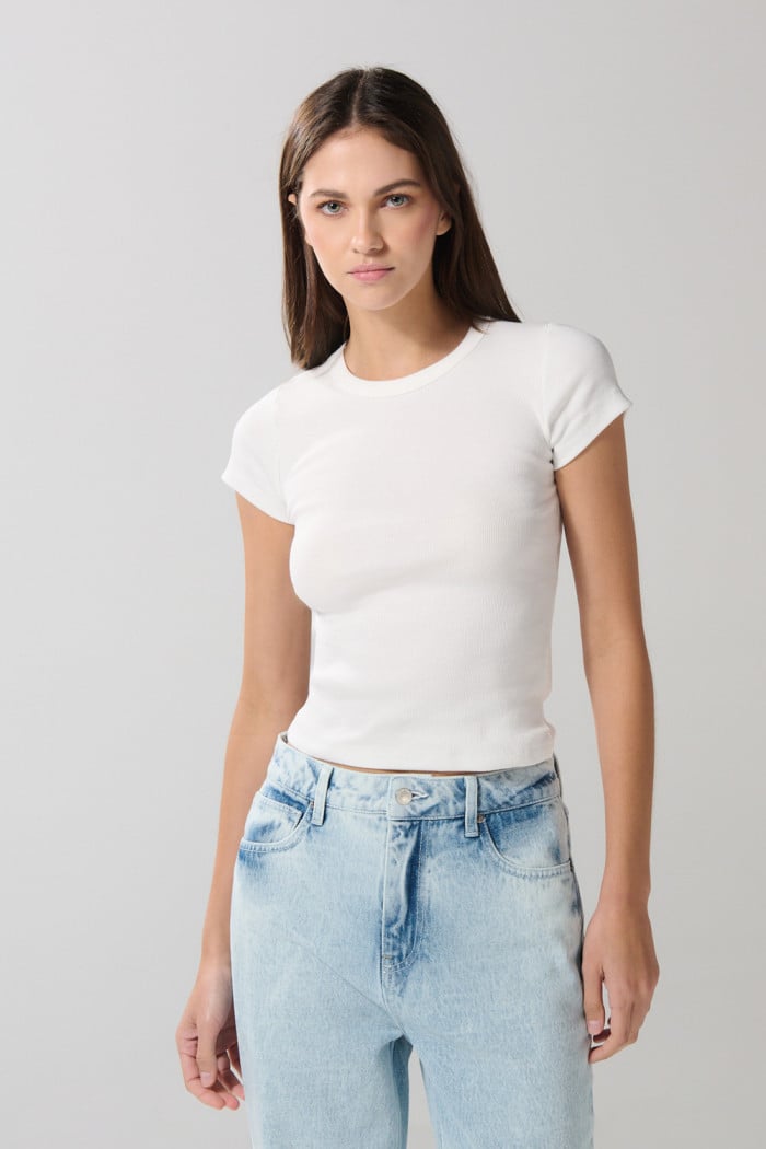 Camiseta manga corta unicolor con texturas acanaladas